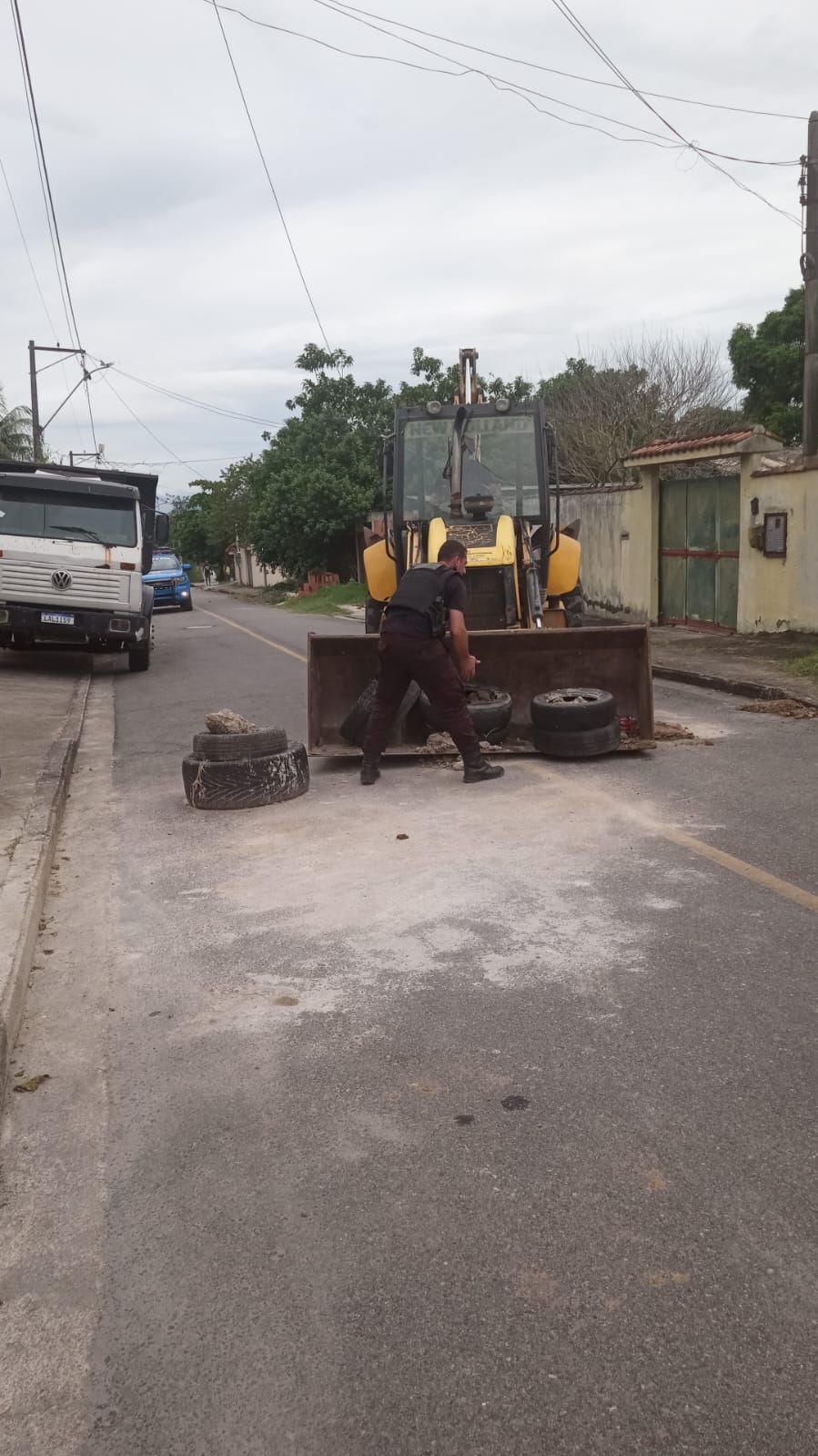 7° BPM recolhe 15 tonelada de barricadas em ruas do bairro Guaxindiba
